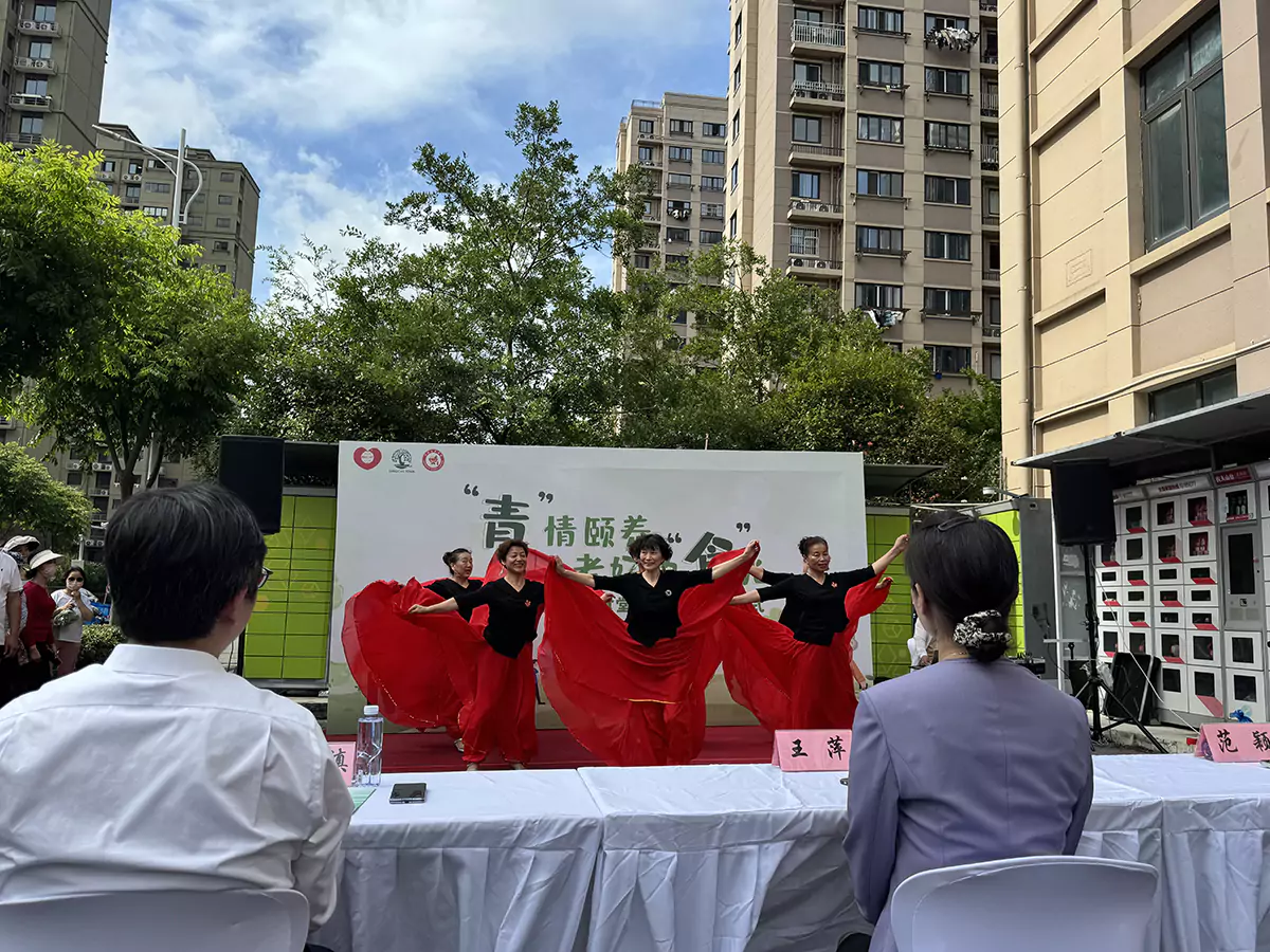 Huijue Group helps Qingcun Town Community Elderly Canteen to be opened, and loving donations warm people’s hearts