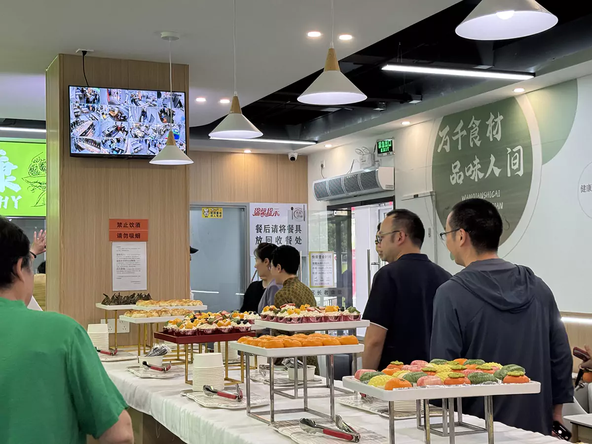 Huijue Group helps Qingcun Town Community Elderly Canteen to be opened, and loving donations warm people’s hearts