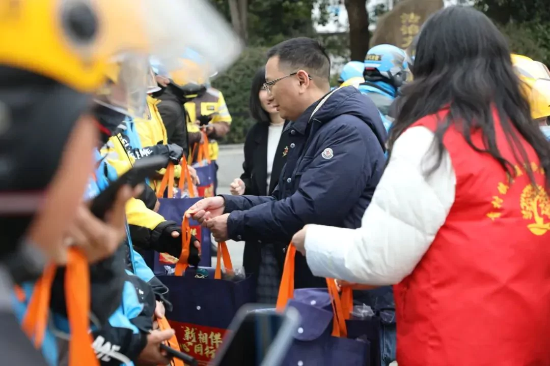 Heartwarming ‘New’ Action: Joyful Ride to Welcome the Year