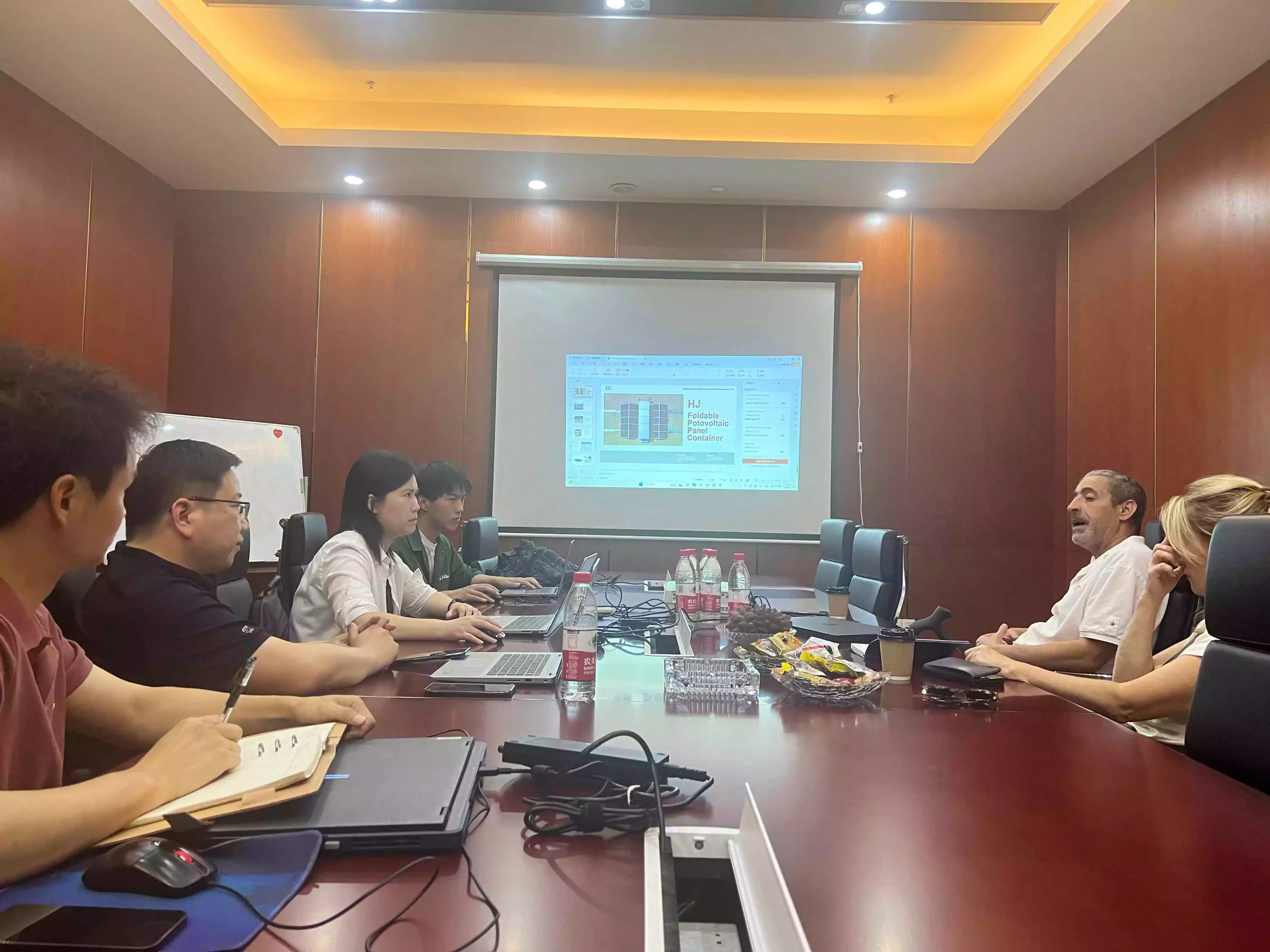  French Clients Visit Huijue Group Headquarters, Tour Newly Developed Energy Storage Containers 