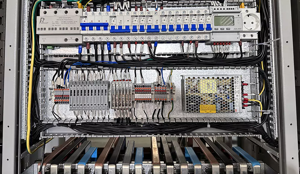  Causes and solutions of grid-connected cabinet tripping of photovoltaic power station 