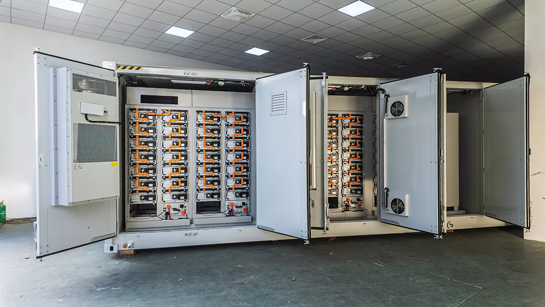 Why are sodium-ion batteries favoured for stationary energy storage?